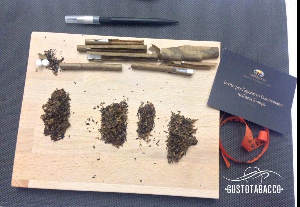 Pistola Della Pistola Magnum Del Revolver 44 Del Metallo Con Il Proiettile Morbida Pointjsp Rivestimento Su Fondo Scuro Image180923933 - Foto 5